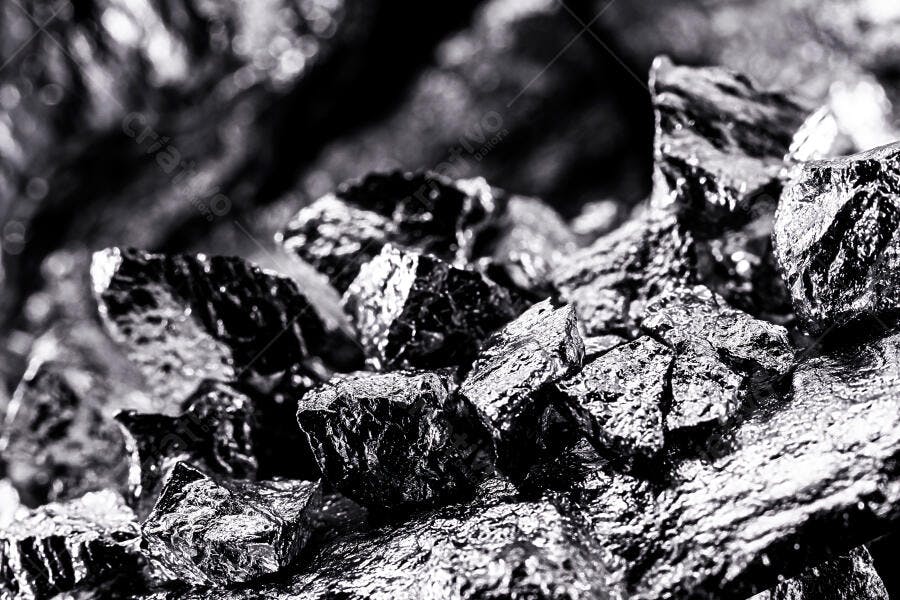 Carvão mineral bruto em close-up com textura industrial e brilho metálico