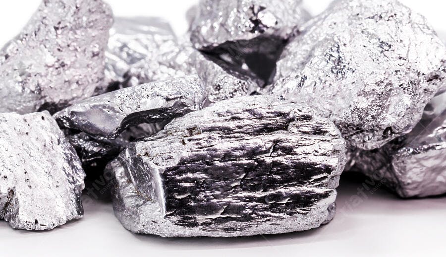 Fragmentos de metal prateado bruto em fundo branco para indústria