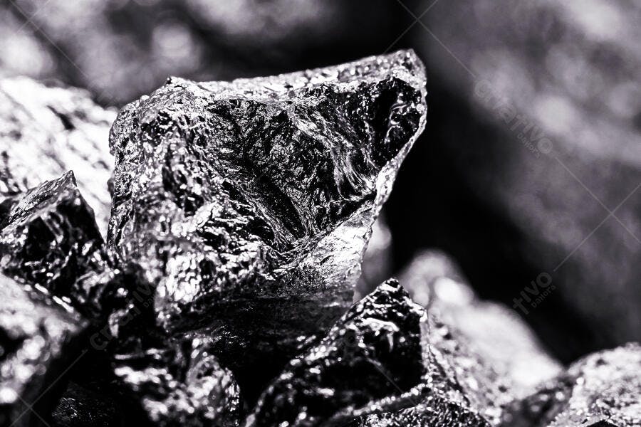 Carvão mineral bruto em close-up macro preto e branco textura rochosa