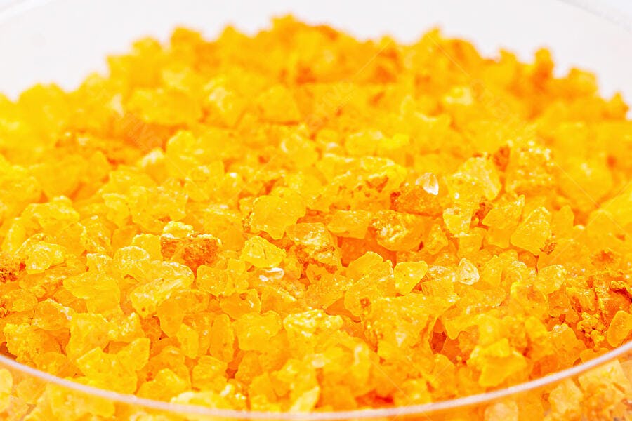 Cristais amarelos brilhantes para banho ou decoração em close-up