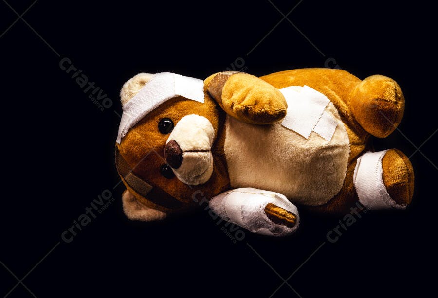 Urso de pelúcia marrom com bandagens simbolizando cuidado e recuperação