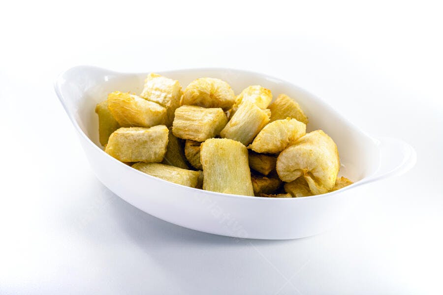Mandioca frita dourada em tigela branca comida brasileira típica petisco crocante