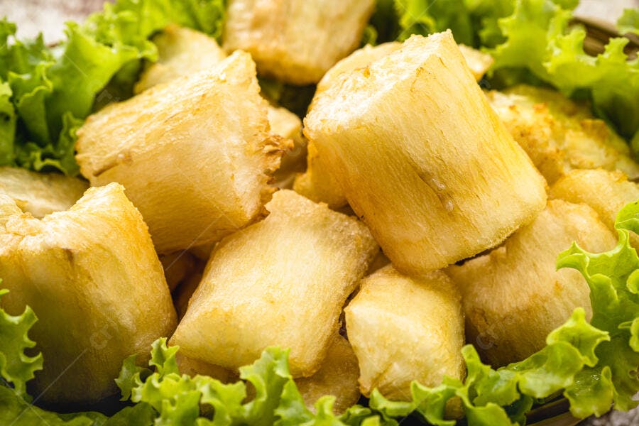 Mandioca frita dourada com alface fresca closeup de petisco brasileiro