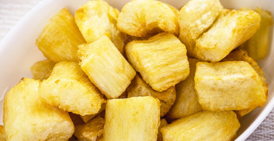 Mandioca frita crocante em tigela branca apetitosa