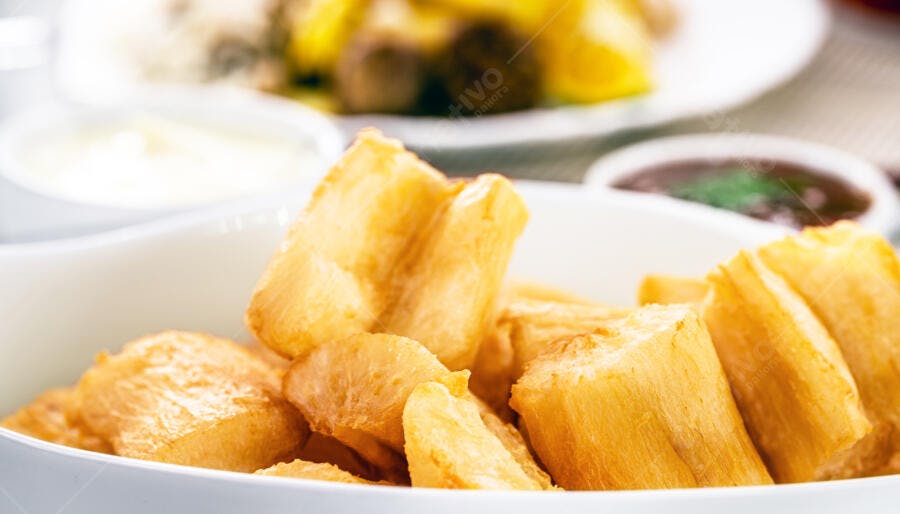 Mandioca frita crocante em tigela branca comida brasileira tradicional