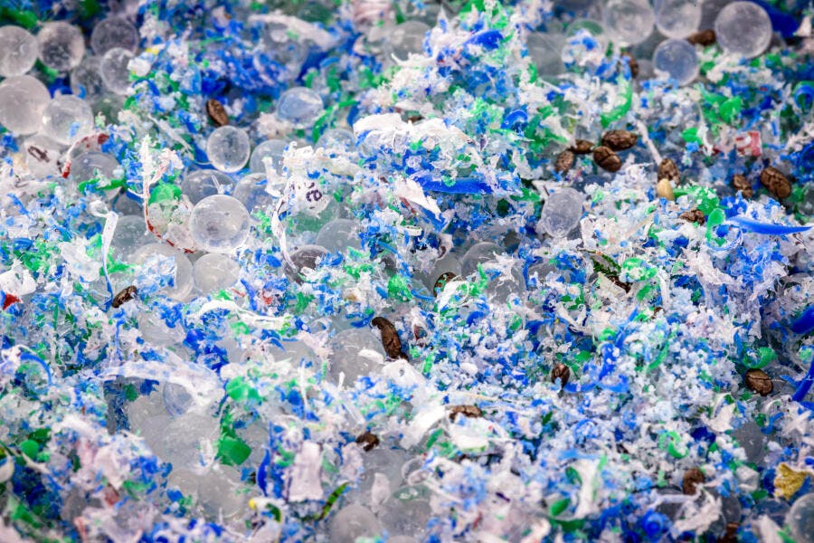 Resíduos plásticos coloridos e grânulos com sementes de café para reciclagem