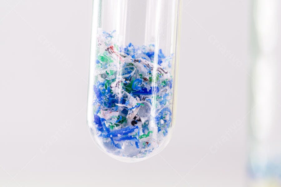 Microplásticos coloridos em tubo de ensaio para estudo ambiental