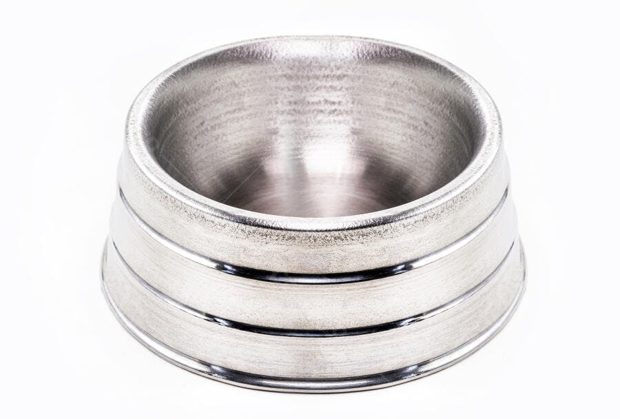 Tigela de metal prateada escovada para pet em fundo branco isolado