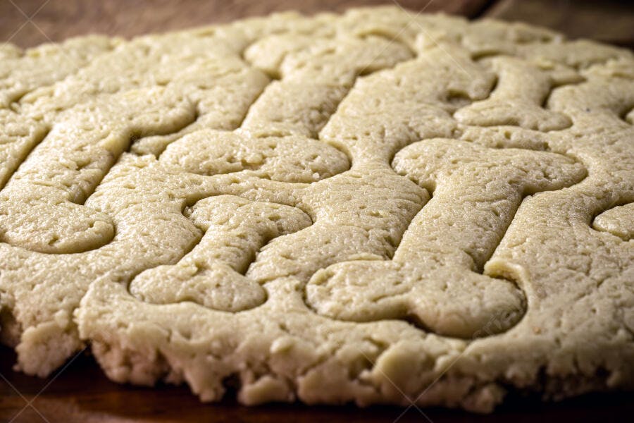 Massa de biscoito crua com padrão intrincado pronta para assar
