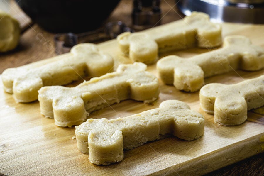Biscoitos de cachorro em formato de osso na tábua de madeira