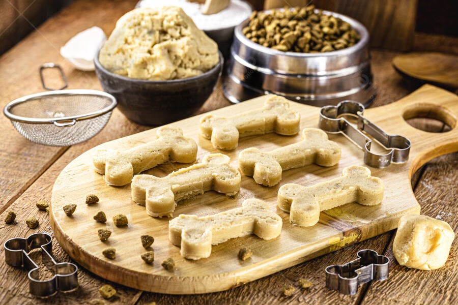 Biscoitos de cachorro em formato de osso feitos em casa com ingredientes naturais