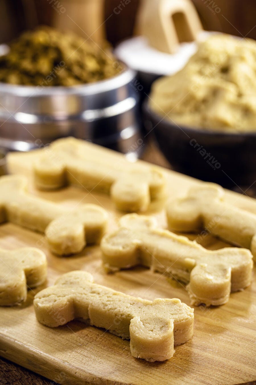 Massa de biscoito de osso crua em tábua preparando petisco para cães