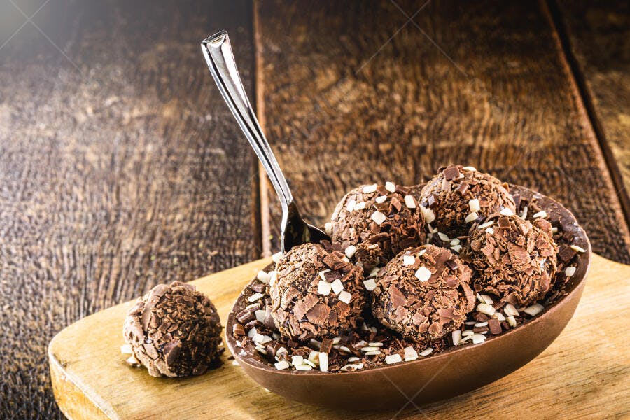 Ovo de Páscoa de colher com brigadeiros e confeitos na tábua de madeira