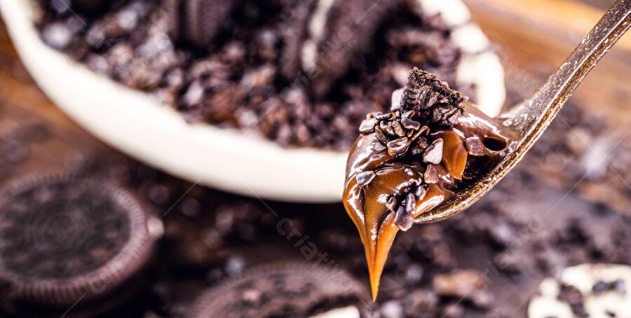Colher com brigadeiro escorrendo com biscoito em ovo de Páscoa