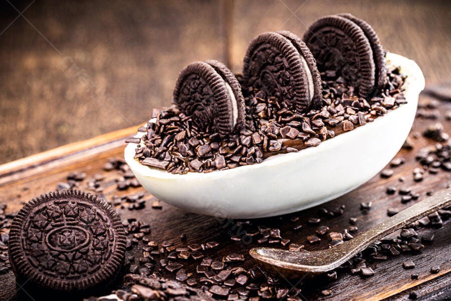 Ovo de Páscoa de colher recheado com brigadeiro e biscoitos Oreo granulado