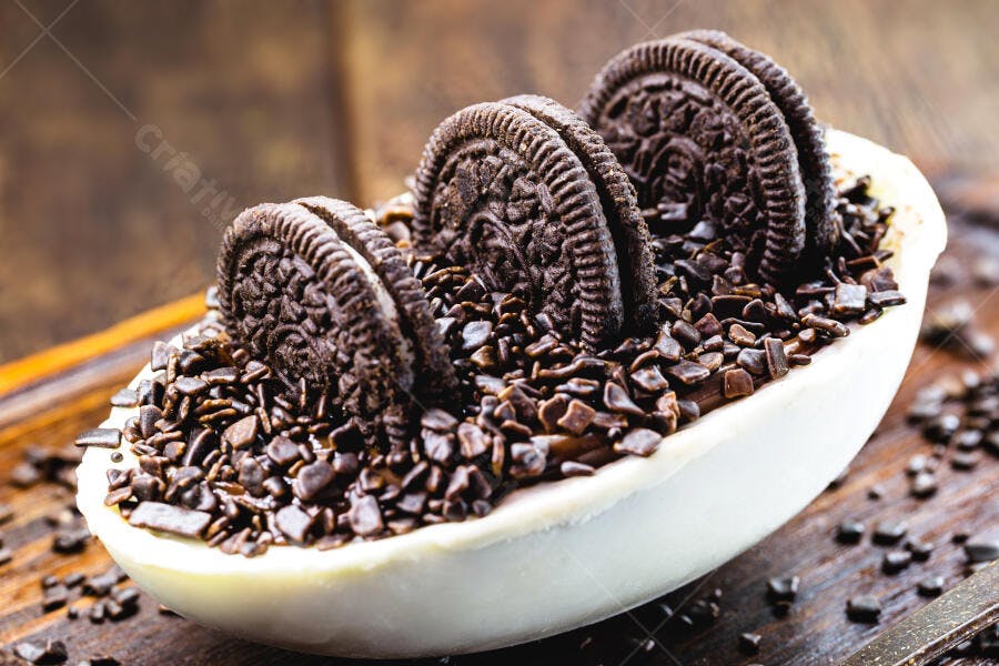 Ovo de Páscoa recheado com Oreo e granulado em fundo de madeira rústico