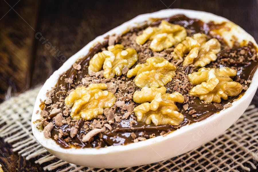 Ovo de Páscoa branco recheado com nozes e chocolate para a Páscoa