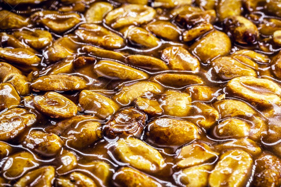 Pé de moleque doce de amendoim caramelizado brasileiro com brilho