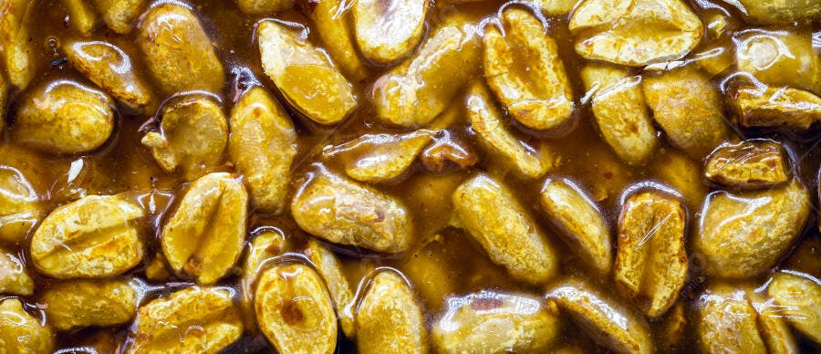 Doce de amendoim tradicional pé de moleque caseiro com caramelo dourado