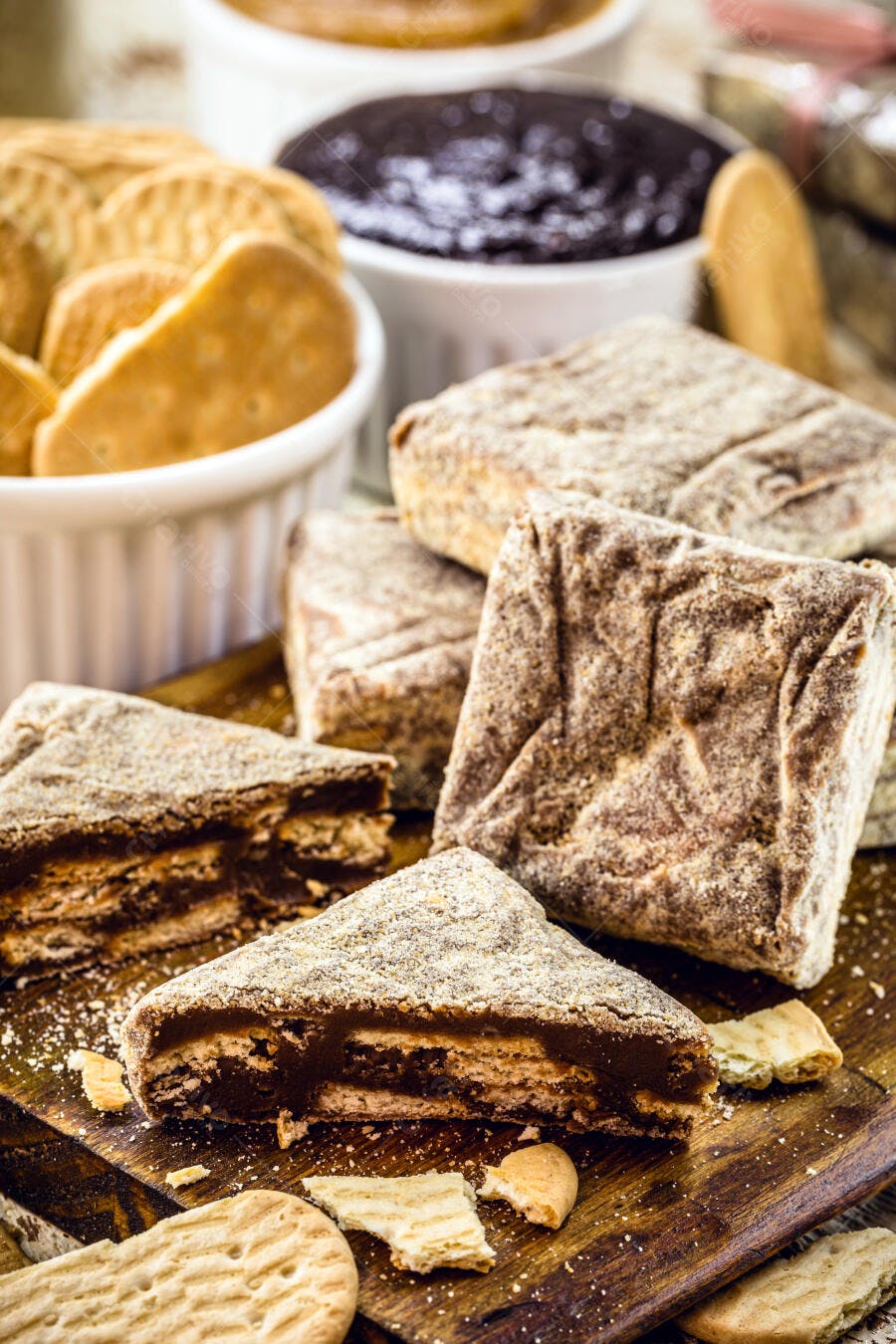 Sobremesa de biscoito e chocolate em camadas em tábua rústica