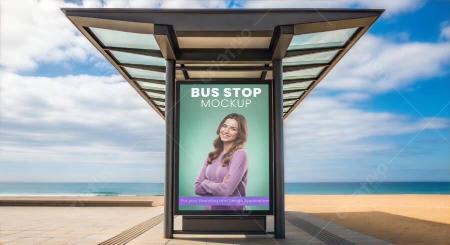 Mockup Realista de Painel de Parada de Ônibus na Praia com Céu Azul e Mulher Sorrindo