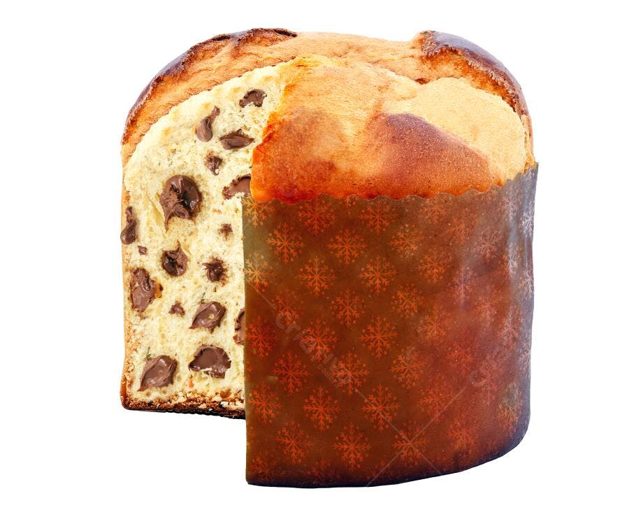 Panettone de chocolate fatiado em embalagem natalina fundo branco
