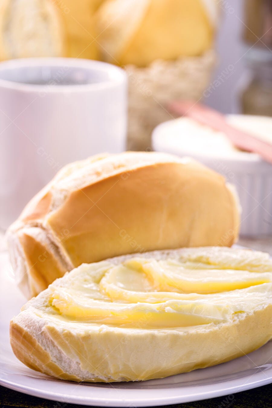 Pão francês dourado com manteiga fresca café da manhã