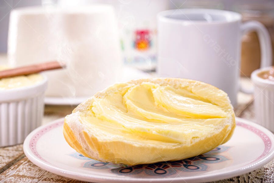 Pão francês com manteiga derretida café da manhã mesa rústica
