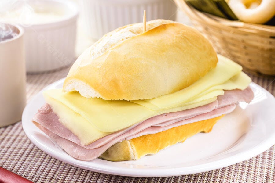 Pão francês com queijo e presunto fresco em café da manhã