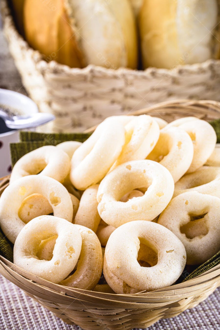 Biscoitos de polvilho crocantes em cesta de vime café da manhã brasileiro