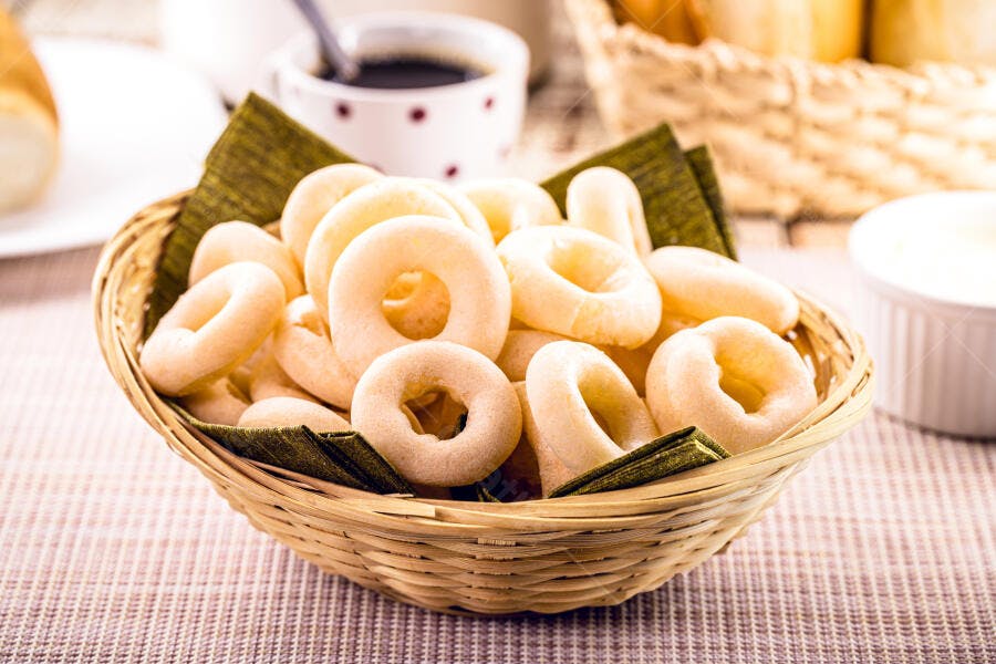 Biscoitos de polvilho doces rosquinhas de amido em cesta de vime