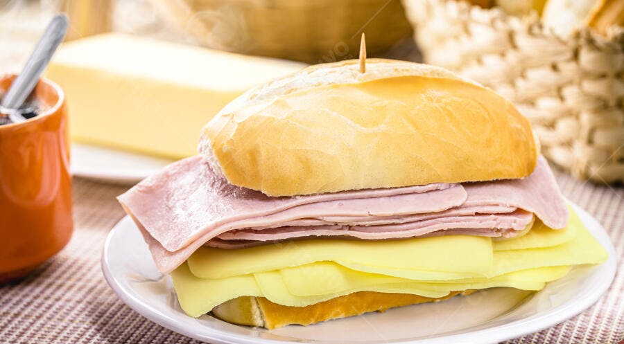 Pão francês com presunto e queijo para café da manhã simples