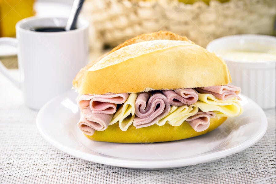 Sanduíche de pão francês com presunto e queijo fresco para café da manhã