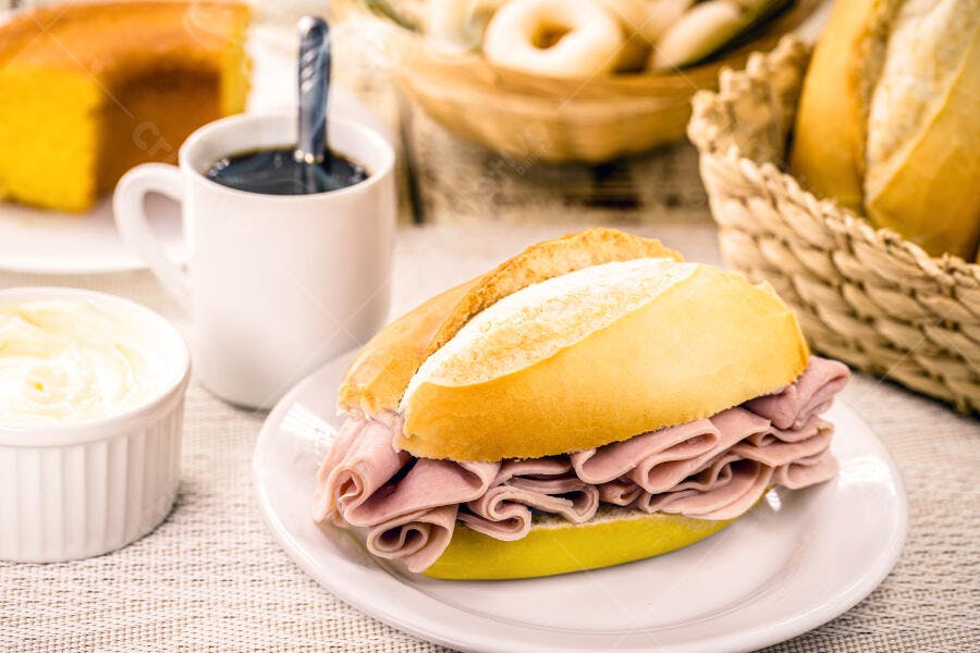 Sanduíche de pão francês com presunto e café da manhã brasileiro