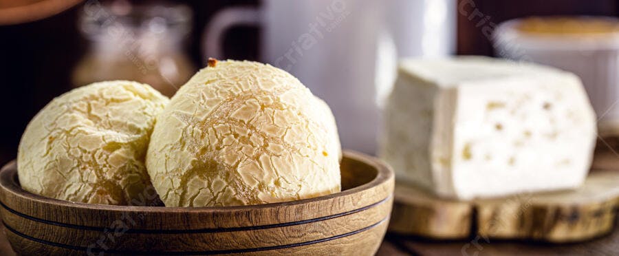Pão de queijo quente em tigela de madeira com queijo fresco e leite