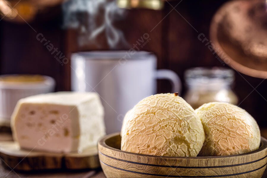 Pão de queijo e queijo fresco em mesa rústica com café fumegante