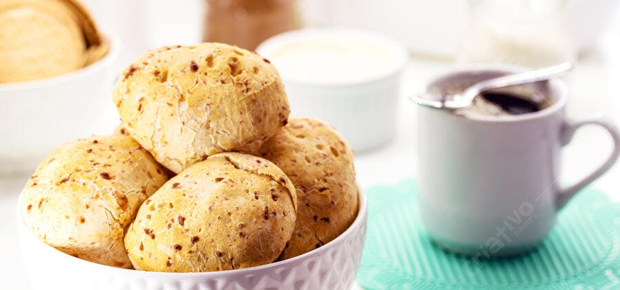 Pão de Queijo brasileiro dourado em tigela com café da manhã