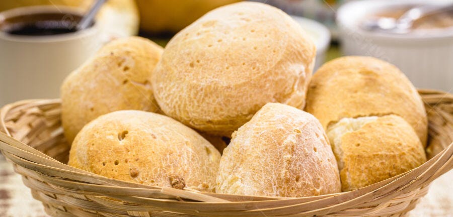 Pão de queijo em cesta rústica para café da manhã