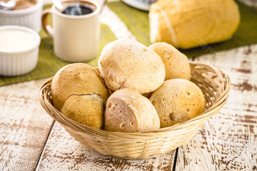 Pães de queijo frescos em cesta rústica café da manhã acolhedor