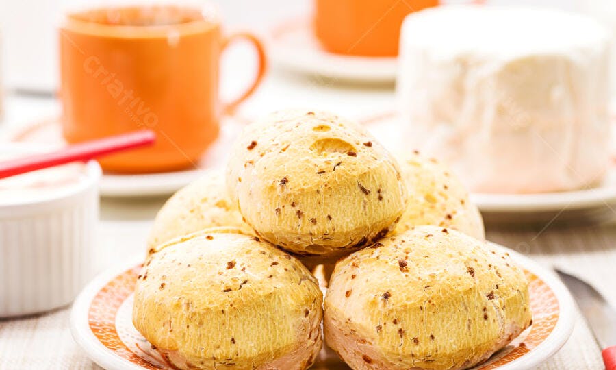 Pães de queijo frescos em prato com café da manhã mineiro
