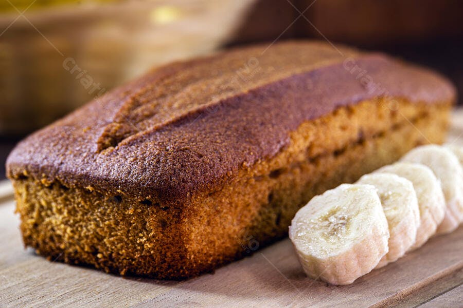 Bolo de banana fresco com fatias de banana em tábua de madeira