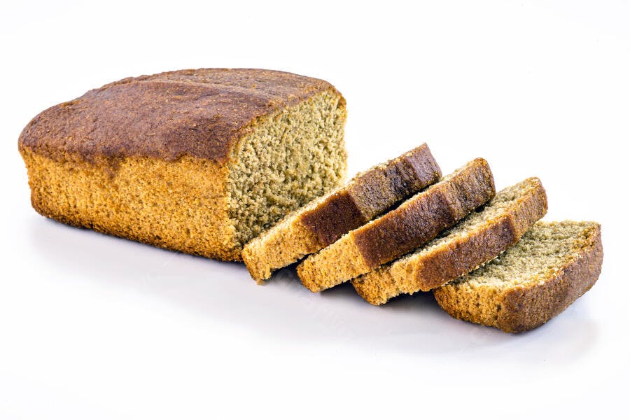 Pão de forma rústico fatiado sobre fundo branco fresco e saudável