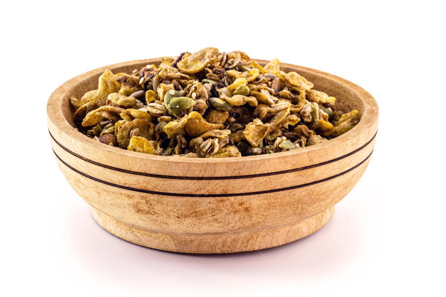 Tigela de granola crocante com sementes em fundo branco