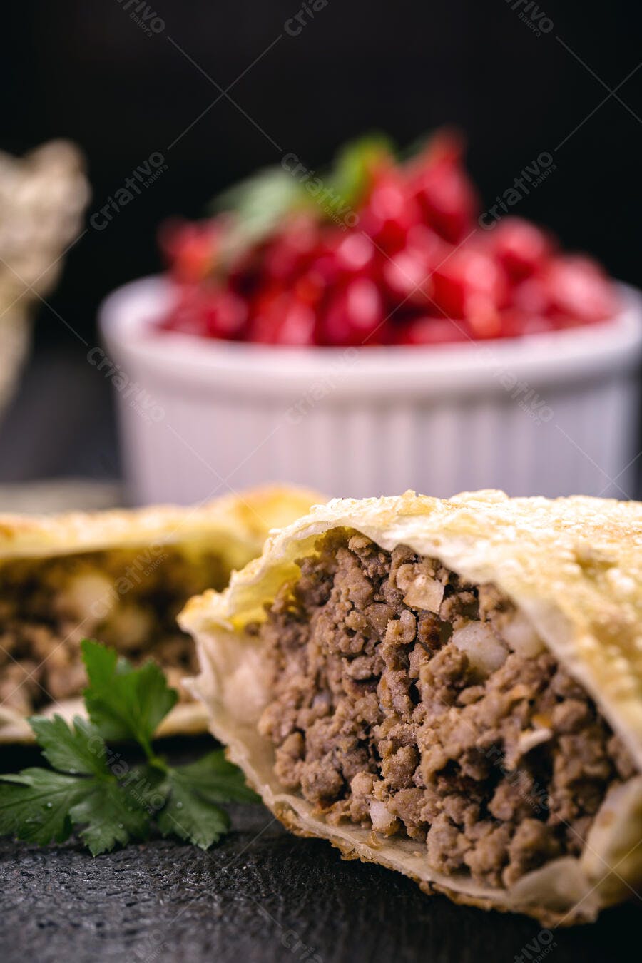 Pastel de carne crocante com recheio farto e salsa fresca sobre fundo escuro