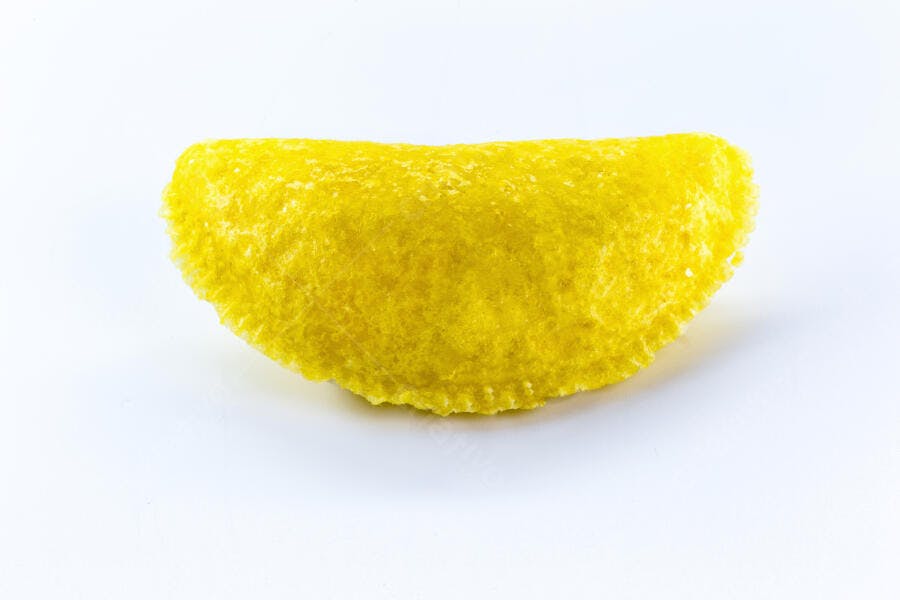 Pastel amarelo frito com textura crocante em estúdio claro