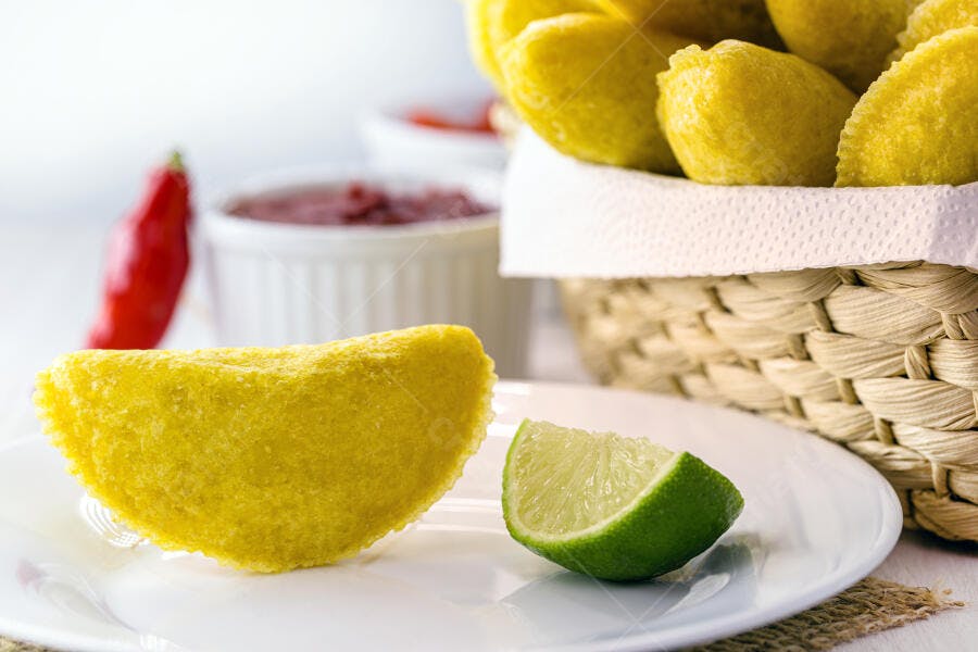 Pastel frito crocante com limão pimenta e molho vermelho