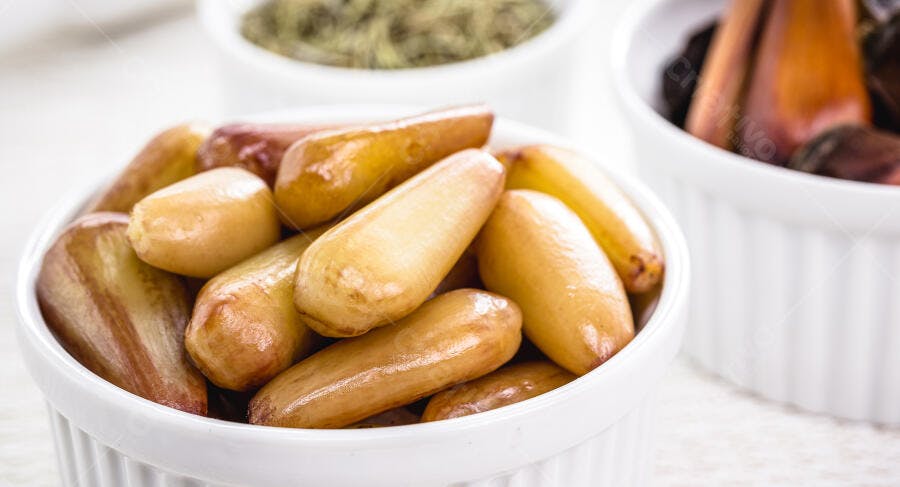 Pinhões cozidos em tigela branca lanche saudável de festa junina