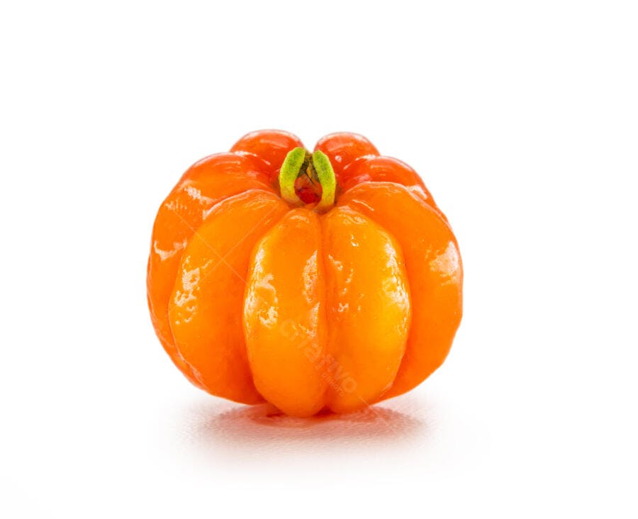 Pitanga madura laranja vibrante com talo verde isolada em fundo branco
