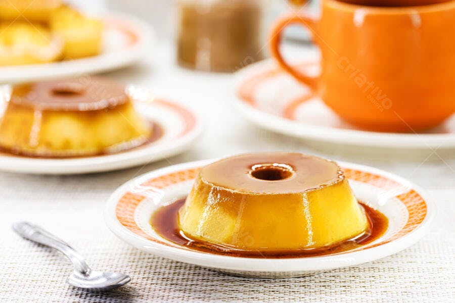 Pudim de leite condensado com calda de caramelo em mesa de café da manhã