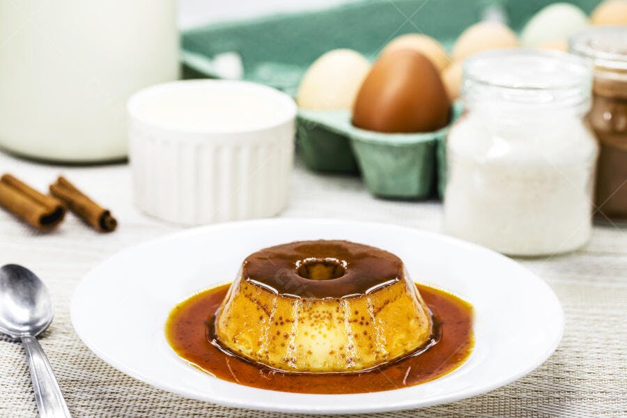 Pudim de leite condensado com calda de caramelo em mesa clara